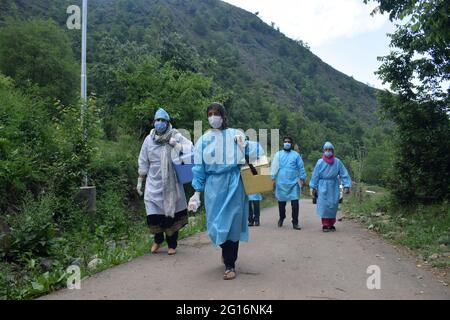 Cachemire, Inde. 5 juin 2021. Les travailleurs de la santé qui arrivent pour une action spéciale pour vacciner les agriculteurs au travail. Crédit : CIC de la majorité mondiale/Alamy Live News Banque D'Images