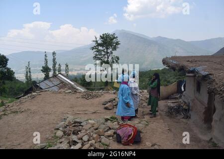 Cachemire, Inde. 5 juin 2021. Les travailleurs de la santé qui arrivent pour une action spéciale pour vacciner les agriculteurs au travail. Crédit : CIC de la majorité mondiale/Alamy Live News Banque D'Images