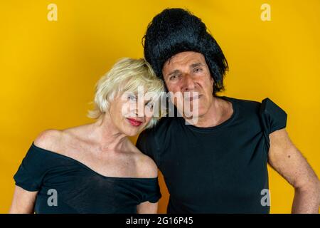 beau couple âgé habillé dans le style des années 50 isolé sur fond coloré Banque D'Images
