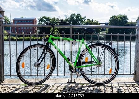 Vieux vélo vert vintage garé sur la promenade de la rivière Weser à Brême, Allemagne Banque D'Images