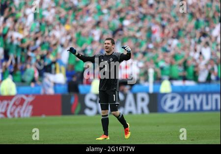 LYON, FRANCE - 16 JUIN 2016 : le gardien de but Michael McGovern, d'Irlande du Nord, célèbre la victoire de l'UEFA EURO 2016 contre l'Ukraine au stade Stade de Lyon. N.Ireland a gagné 2-0 Banque D'Images