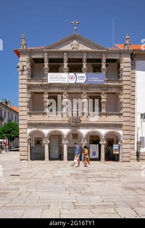 'Santa Casa da Misericórdia de Viana do Castelo' magnifique façade baroque du bâtiment avec les jeunes en face - Portugal Banque D'Images