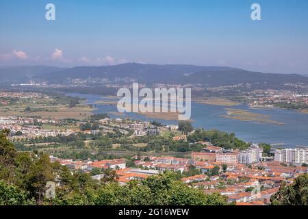 Vue panoramique aérienne de Viana do Castelo et de la rivière Lima depuis la 'Monte de Santa Luzia' - Portugal Banque D'Images