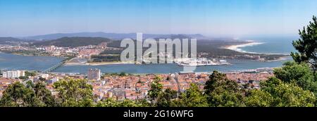 Vue panoramique aérienne de Viana do Castelo et de la rivière Lima depuis la 'Monte de Santa Luzia' - Portugal Banque D'Images