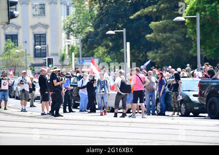 Vienne, Autriche. 5 juin 2021. Cortège et manifestation contre la vaccination obligatoire des enfants à Vienne le 5 juin 2021. Credit: Franz PERC / Alamy Live News Banque D'Images