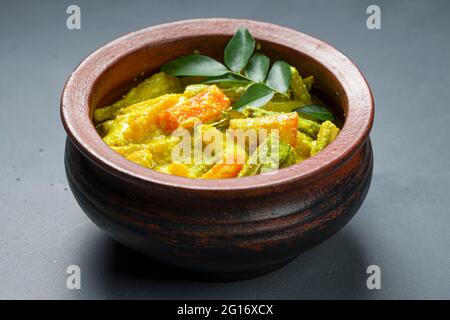 Avial Kerala plat de côté traditionnel, fait à l'aide de légumes mélangés et il est très sain et savoureux plat, arrangé dans une faïence de couleur grise Banque D'Images