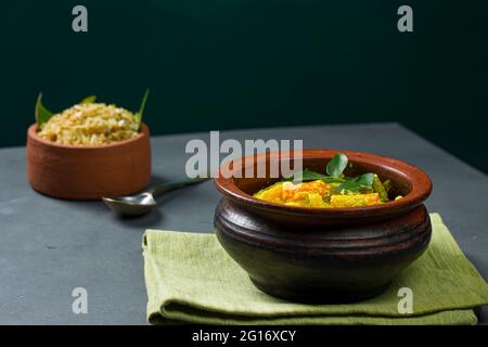 Avial et Cabbage Fry Kerala plats traditionnels d'accompagnement qui est très sain et savoureux plats végétaliens, arrangés dans un terremenwares avec du colou gris Banque D'Images