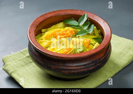 Avial Kerala plat de côté traditionnel, fait à l'aide de légumes mélangés et il est très sain et savoureux plat, arrangé dans une faïence de couleur grise Banque D'Images