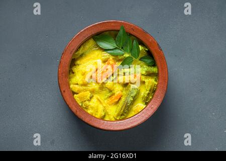 Avial Kerala plat de côté traditionnel, fait à l'aide de légumes mélangés et il est très sain et savoureux plat, arrangé dans une faïence de couleur grise Banque D'Images