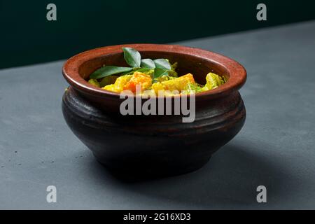 Avial Kerala plat de côté traditionnel, fait à l'aide de légumes mélangés et il est très sain et savoureux plat, arrangé dans une faïence de couleur grise Banque D'Images