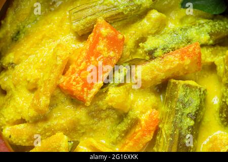 Avial Kerala plat de côté traditionnel, fait à l'aide de légumes mélangés et il est très sain et savoureux plat, arrangé dans une faïence, image de gros plan. Banque D'Images