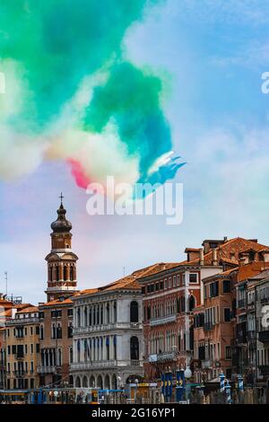 L'équipe italienne d'exposition acrobatique (frecce tricolor) survole Venise Banque D'Images