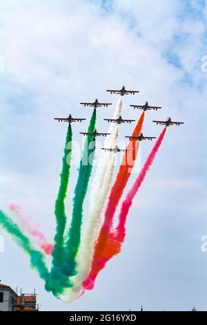 L'équipe italienne d'exposition acrobatique (frecce tricolori) volant pendant une exposition Banque D'Images
