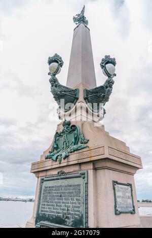 Des colonnes-obélisques rostrales ont été installées à l'entrée du pont Trinity depuis le côté du champ de Mars. Banque D'Images