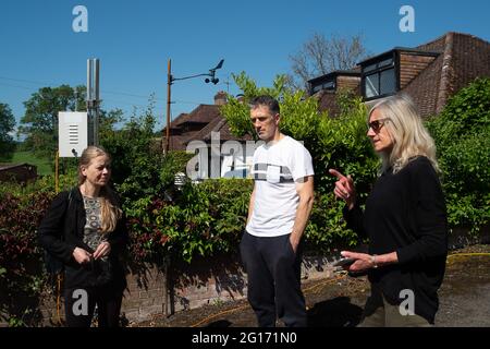 Chalfont St Giles, Royaume-Uni. 5 juin 2021. Sian Berry (à gauche) le Cochef du Parti Vert a rencontré aujourd'hui les résidents locaux touchés par la construction du train à grande vitesse. HS2 ont construit une route de transport escarpée et de haut côté juste à l'extérieur des maisons des résidents dans Bottom House Farm Lane, Chalfont St Giles. Crédit : Maureen McLean/Alay Live News Banque D'Images