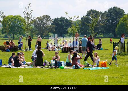 Maidstone, Kent, Royaume-Uni. 05 juin 2021. Météo au Royaume-Uni : journée chaude et ensoleillée dans le parc Mote, qui s'étend sur plus de 180 hectares, le parc est librement accessible au public et propose des activités telles que des aires de jeux pour enfants, le golf dino, Sky Trail, mur d'escalade, centre de sports nautiques et centre de loisirs. Des dizaines de personnes pique-niquent dans le parc en profitant du beau soleil. Crédit photo : Paul Lawrenson /Alay Live News Banque D'Images