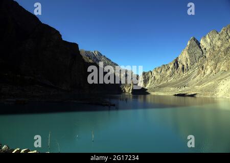 (210605) -- ISLAMABAD, le 5 juin 2021 (Xinhua) -- photo de fichier prise le 16 octobre 2020 montre le paysage du lac Attabad dans la région du nord du Gilgit-Baltistan au Pakistan. POUR ALLER AVEC "Feature: Pakistan déterminé à lutter contre le changement climatique pour les générations futures" (Xinhua/Ahmad Kamal) Banque D'Images