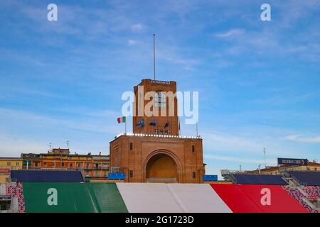 Bologne, Italie, 4 juin 2021. La Tour du Marathon ( Torre Maratona ) est vue dans cette vue générale du stade pendant le match international de football amical au Stadio Dall'Ara, Bologne. Le crédit photo devrait se lire: Jonathan Moscrop / Sportimage Banque D'Images