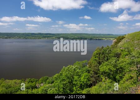 Vue panoramique sur le fleuve Mississippi à la frontière du Wisconsin et du Minnesota. Banque D'Images