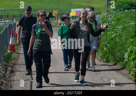 Chalfont St Giles, Royaume-Uni. 5 juin 2021. Sian Berry le co-chef du Parti Vert et le candidat aux élections locales Carolyne Culver à l'élection partielle d'Amersham et de Chesham ont rencontré les résidents locaux touchés par la construction du train à grande vitesse aujourd'hui. HS2 ont construit une route de transport escarpée et de haut côté juste à l'extérieur des maisons des résidents dans Bottom House Farm Lane, Chalfont St Giles. Le bruit, la perturbation et l'impact sont insupportables pour certains résidents. Crédit : Maureen McLean/Alay Live News Banque D'Images