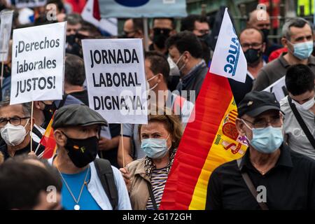 Madrid, Espagne. 05e juin 2021. Des gardes civils protestant avec des pancartes lors d'une manifestation pour exiger l'égalité des droits avec le reste des forces de police. Credit: Marcos del Mazo/Alay Live News Banque D'Images