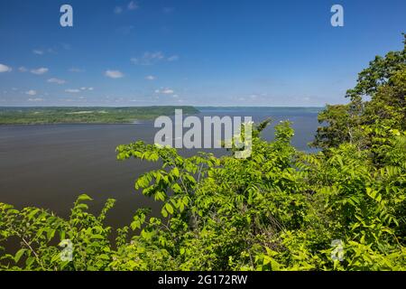 Vue panoramique sur le fleuve Mississippi à la frontière du Wisconsin et du Minnesota. Banque D'Images