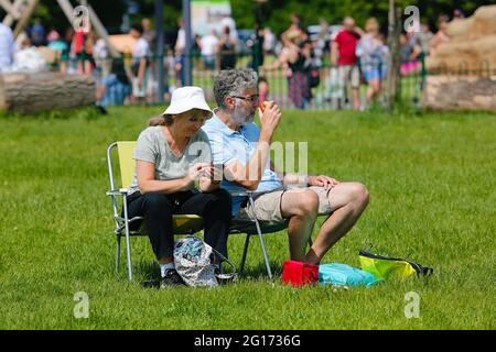 Maidstone, Kent, Royaume-Uni. 05 juin 2021. Météo au Royaume-Uni : journée chaude et ensoleillée dans le parc Mote, qui s'étend sur plus de 180 hectares, le parc est librement accessible au public et propose des activités telles que des aires de jeux pour enfants, le golf dino, Sky Trail, mur d'escalade, centre de sports nautiques et centre de loisirs. Crédit photo : Paul Lawrenson /Alay Live News Banque D'Images