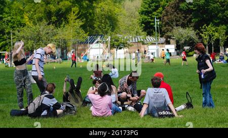 Maidstone, Kent, Royaume-Uni. 05 juin 2021. Météo au Royaume-Uni : journée chaude et ensoleillée dans le parc Mote, qui s'étend sur plus de 180 hectares, le parc est librement accessible au public et propose des activités telles que des aires de jeux pour enfants, le golf dino, Sky Trail, mur d'escalade, centre de sports nautiques et centre de loisirs. Un groupe de jeunes appréciant le temps. Crédit photo : Paul Lawrenson /Alay Live News Banque D'Images