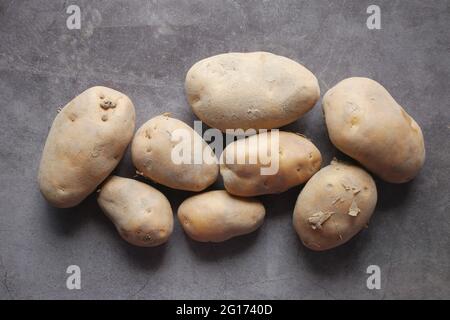 vue de dessus de la pomme de terre crue sur fond noir Banque D'Images