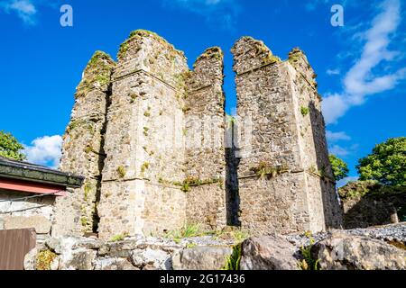 Les ruines du château de Manorhamilton, érigé en 1634 par Sir Frederick Hamilton - Comté de Leitrim, Irlande. Banque D'Images