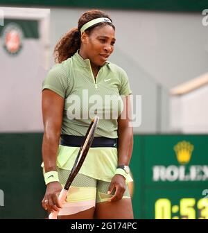 Paris, France. 2 juin 2021. Serena Williams (USA) défait Michaela Buzarnescu (ROM) 6-3, 5-7, 6-1, à Roland Garros étant joué au Stade Roland Garros à Paris. © ISPAchr-jaTennisclixCSM/Alamy Live News Banque D'Images
