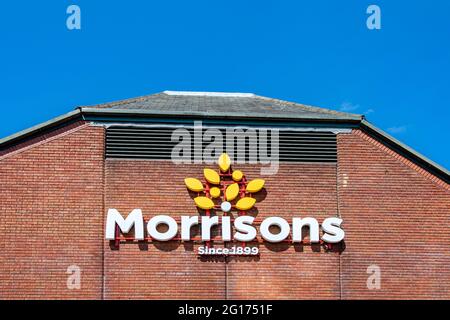 Morrisons depuis 1899 signe et logo sur le mur extérieur de magasin de supermarché Royaume-Uni Banque D'Images