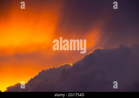 Des nuages sombres orageux au coucher du soleil avec un ciel spectaculaire et des couleurs vives Banque D'Images