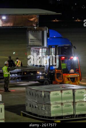 Sungnam, Gyeonggi, Corée du Sud. 5 juin 2021. 5 juin 2021-Sungnam, Corée du Sud-dans ces photos ont fourni des photos du ministère de la Défense. USA of J&J Vaccine arrive après le transport à la base aérienne militaire de Sungnam, en Corée du Sud. Plus d'un million de doses du vaccin Janssen COVID-19 de Johnson & Johnson sont arrivées samedi en Corée du Sud en provenance des États-Unis, dans le cadre de ce que les responsables de Séoul et de Washington ont vanté comme un signe de la solide alliance des deux pays. Crédit : Ministère de la Défense/ZUMA Wire/Alay Live News Banque D'Images