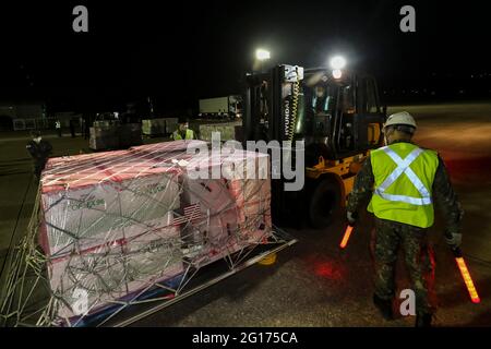 Sungnam, Gyeonggi, Corée du Sud. 5 juin 2021. 5 juin 2021-Sungnam, Corée du Sud-dans ces photos ont fourni des photos du ministère de la Défense. USA of J&J Vaccine arrive après le transport à la base aérienne militaire de Sungnam, en Corée du Sud. Plus d'un million de doses du vaccin Janssen COVID-19 de Johnson & Johnson sont arrivées samedi en Corée du Sud en provenance des États-Unis, dans le cadre de ce que les responsables de Séoul et de Washington ont vanté comme un signe de la solide alliance des deux pays. Crédit : Ministère de la Défense/ZUMA Wire/Alay Live News Banque D'Images