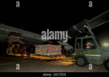 Sungnam, Gyeonggi, Corée du Sud. 5 juin 2021. 5 juin 2021-Sungnam, Corée du Sud-dans ces photos ont fourni des photos du ministère de la Défense. USA of J&J Vaccine arrive après le transport à la base aérienne militaire de Sungnam, en Corée du Sud. Plus d'un million de doses du vaccin Janssen COVID-19 de Johnson & Johnson sont arrivées samedi en Corée du Sud en provenance des États-Unis, dans le cadre de ce que les responsables de Séoul et de Washington ont vanté comme un signe de la solide alliance des deux pays. Crédit : Ministère de la Défense/ZUMA Wire/Alay Live News Banque D'Images