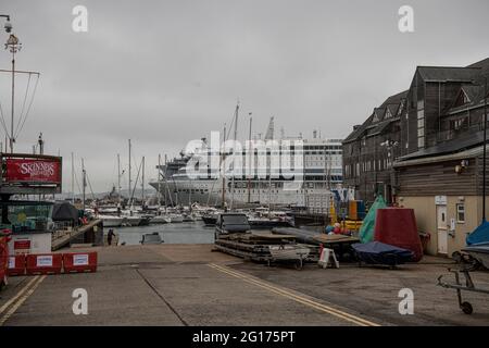 Falmouth Cornwall, ouvert aux entreprises, Sommet du G7, Falmouth High Street, Sommet du G7 à Cornwall, quais de Falmouth, le navire restera statique, amarré à Falmouth, utilisé pour une période de 10 jours, hébergement, restauration, crédit: kathleen White/Alay Live News Banque D'Images