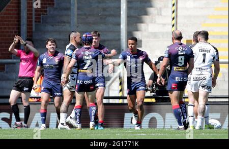 Le Regan Grace de St Helens (au centre à droite) célèbre sa première tentative lors du match semi-final de la coupe du défi de Betfred au Leigh Sports Village, Manchester. Date de la photo: Samedi 5 juin 2021. Banque D'Images