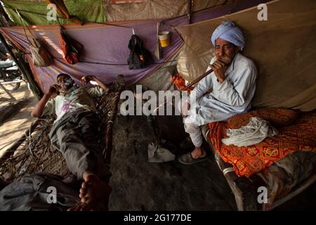 Un jeune homme et un vieil homme fument dans une chambre Banque D'Images