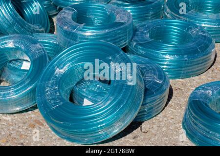 Tuyaux d'eau en plastique transparent vendus sur le marché extérieur Banque D'Images