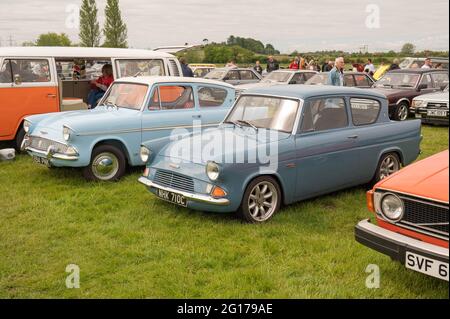 Une vue de la voiture classique de Ford Anglia 105E d'antan lors d'un spectacle de voiture classique Banque D'Images