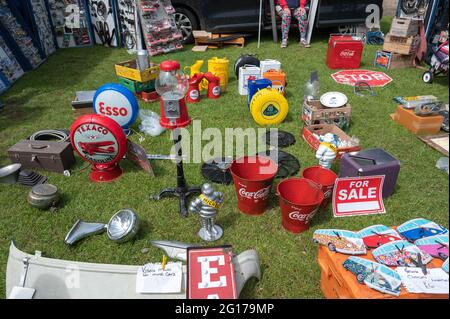 Des souvenirs et des panneaux de collection pour les voitures lors d'un spectacle automobile classique de Norfolk en 2021 Banque D'Images