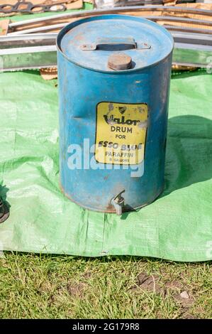 Tambour à paraffine de 5 litres d'époque, bleu Esso avec une bosselure à l'avant Banque D'Images