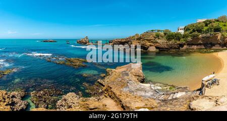 Belle plage du Port Vieux plage touristique dans la commune de Biarritz, France Banque D'Images