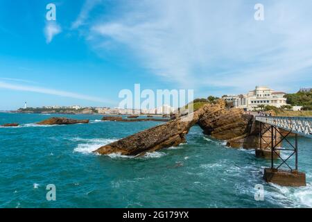 Belle plage du Port Vieux plage touristique dans la commune de Biarritz, France Banque D'Images