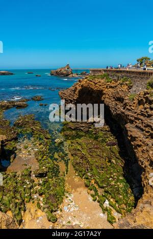 Belle plage du Port Vieux plage touristique dans la commune de Biarritz, France Banque D'Images