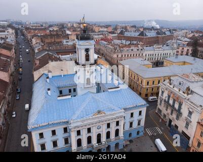 Vue aérienne de la partie centrale et de l'hôtel de ville de la belle ville ukrainienne ancienne Chernivtsi avec ses rues, vieux bâtiments résidentiels, hôtel de ville Banque D'Images