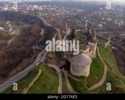 Vue aérienne du château de la forteresse au lever du soleil dans la ville historique de Kamianets-Podilskyi, Ukraine Banque D'Images