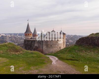 Vue aérienne du château de la forteresse au lever du soleil dans la ville historique de Kamianets-Podilskyi, Ukraine Banque D'Images