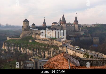 Kamianets-Podilskyi, Ukraine. Vue panoramique sur le pont du château jusqu'à la forteresse de Kamianets-Podilskyi par une journée d'hiver nuageux Banque D'Images